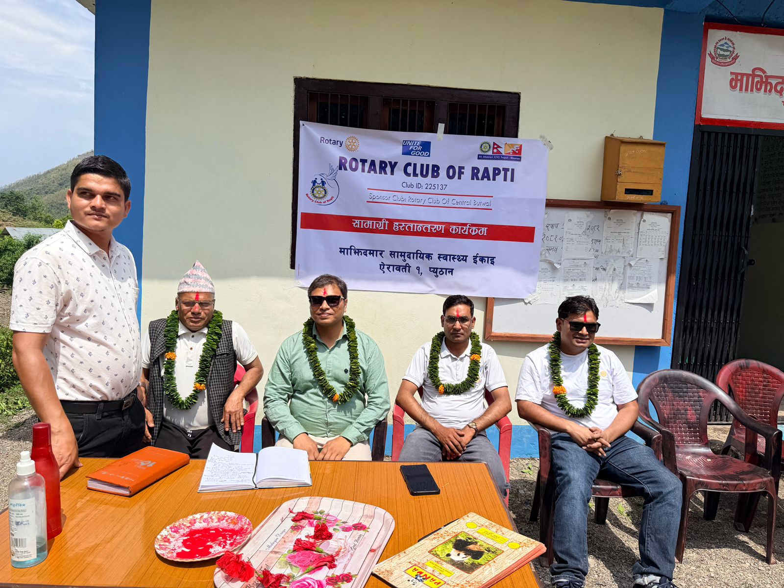 रोटरी क्लब अफ राप्तीद्वारा प्युठानको माझिदमार सामुदायिक स्वास्थ्य ईकाइलाई सामाग्री सहयोग